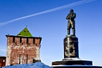 Памятник летчику Валерию Чкалову в Нижнем Новгороде
