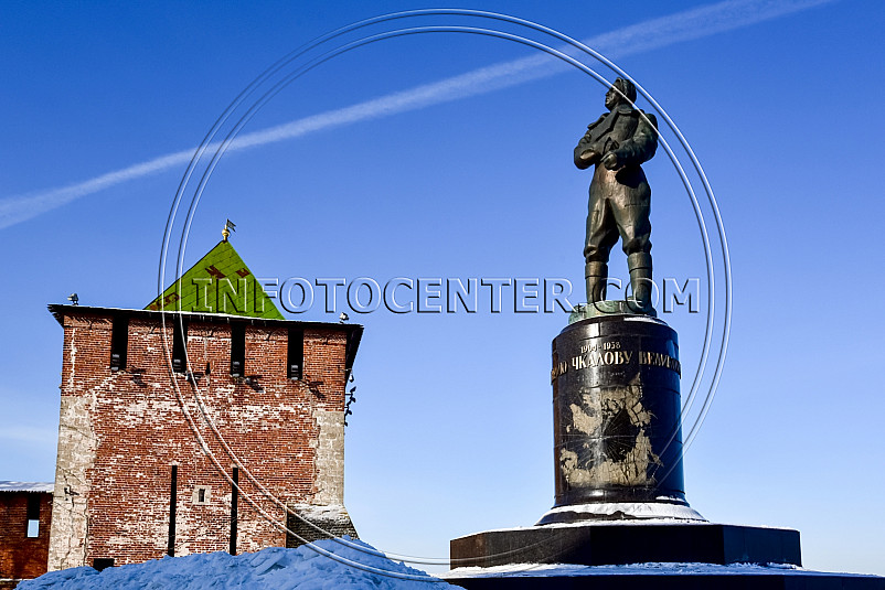 Памятник летчику Валерию Чкалову в Нижнем Новгороде